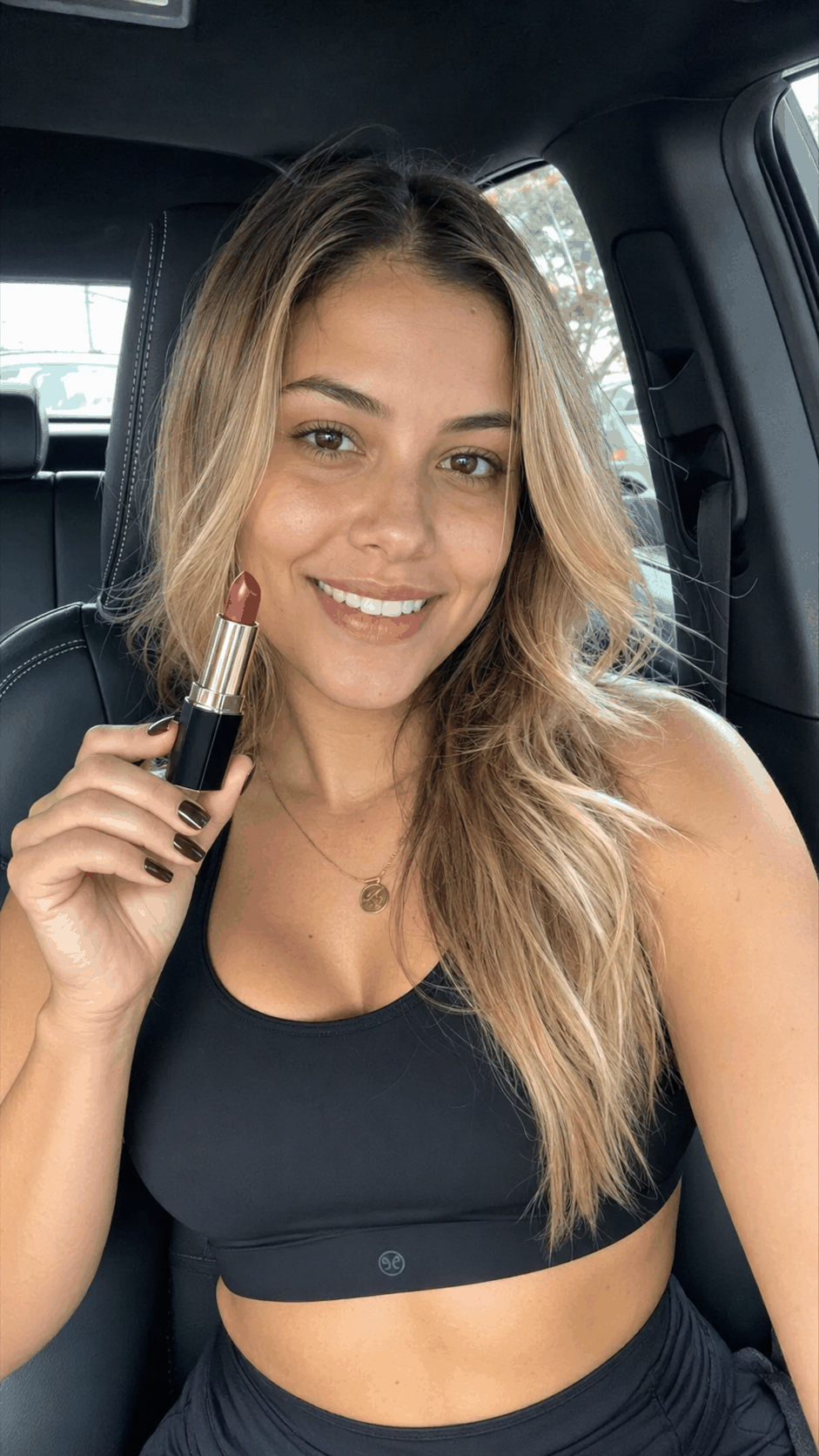 Influenciadora sênior apresentando água em garrafa